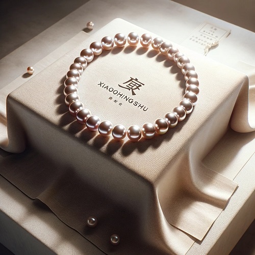 DALL·E 2023-11-10 14.02.00 - A highly realistic depiction of an Akoya pearl necklace jewelry display on a table, tailored for Xiaohongshu. The scene showcases the Akoya pearl neck.jpg